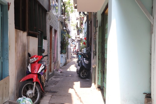 Sáng 3/3, chúng tôi đến khu Mả Lạng. Dù nằm ở quận 1 nhưng nơi này có những con hẻm nhỏ hoặc rất nhỏ, ngoằn ngoèo và dày đặc những căn nhà dưới 20 m2 đã xuống cấp. Khu Mả Lạng có gần 1.500 căn nhà, là nơi ở của những người lao động tự do như chạy xe ôm, nhặt ve chai, bán hàng rong...