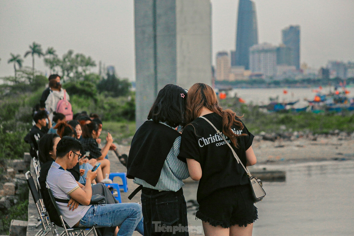 Nhiều vị trí đẹp, thuận lợi để ngắm hoàng hôn đều được các bạn trẻ “xí” chỗ từ trước.