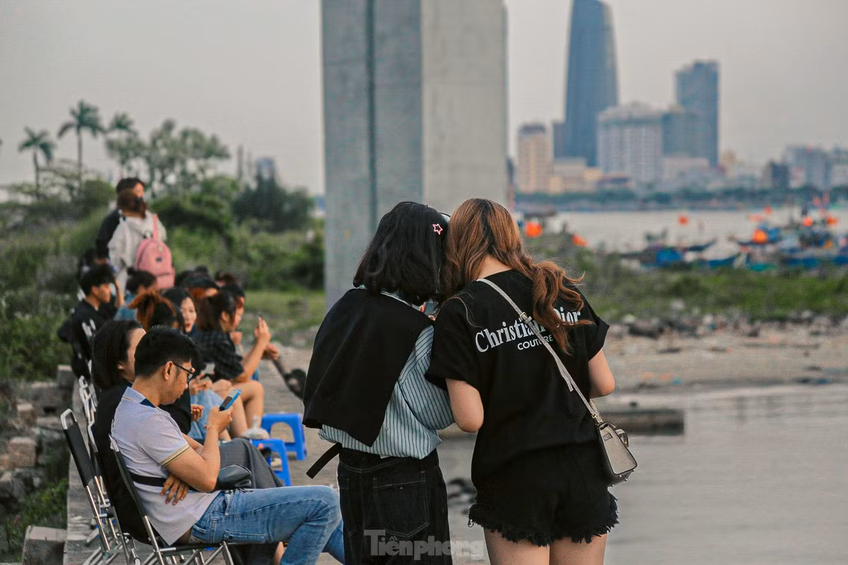 Nhiều vị trí đẹp, thuận lợi để ngắm hoàng hôn đều được các bạn trẻ “xí” chỗ từ trước.