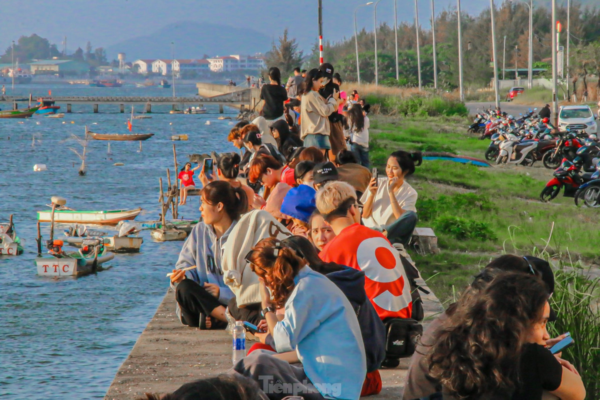 Ghi nhận của phóng viên, hàng trăm bạn trẻ có mặt dưới chân cầu Thuận Phước từ rất sớm để cùng nhau chụp ảnh, check-in dưới ánh hoàng hôn cực chill này.