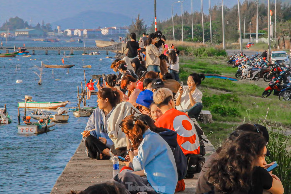 Ghi nhận của phóng viên, hàng trăm bạn trẻ có mặt dưới chân cầu Thuận Phước từ rất sớm để cùng nhau chụp ảnh, check-in dưới ánh hoàng hôn cực chill này.