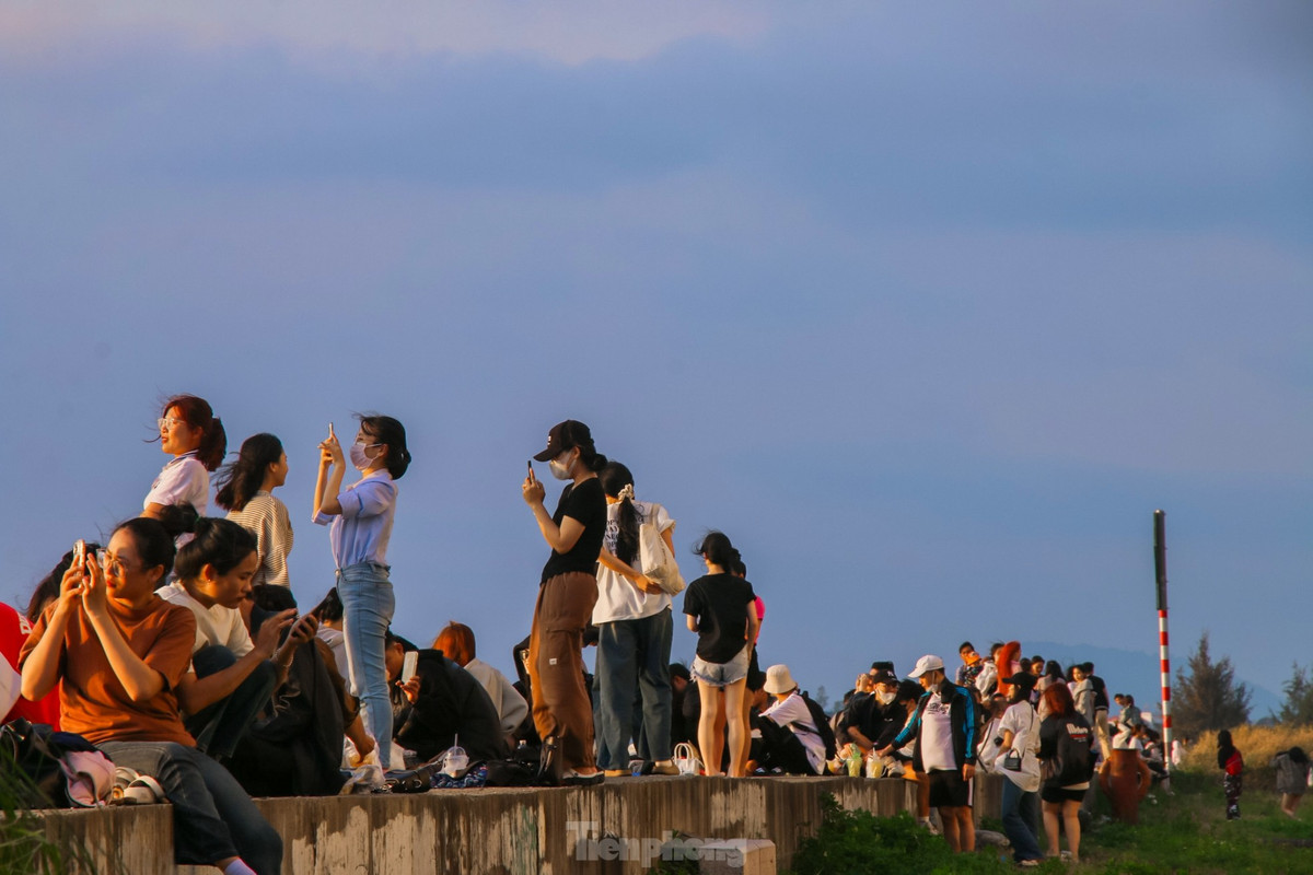 Vào mỗi buổi chiều, khi hoàng hôn buông xuống, cầu Thuận Phước lại trở nên lung linh, huyền ảo khiến giới trẻ mê mẩn.