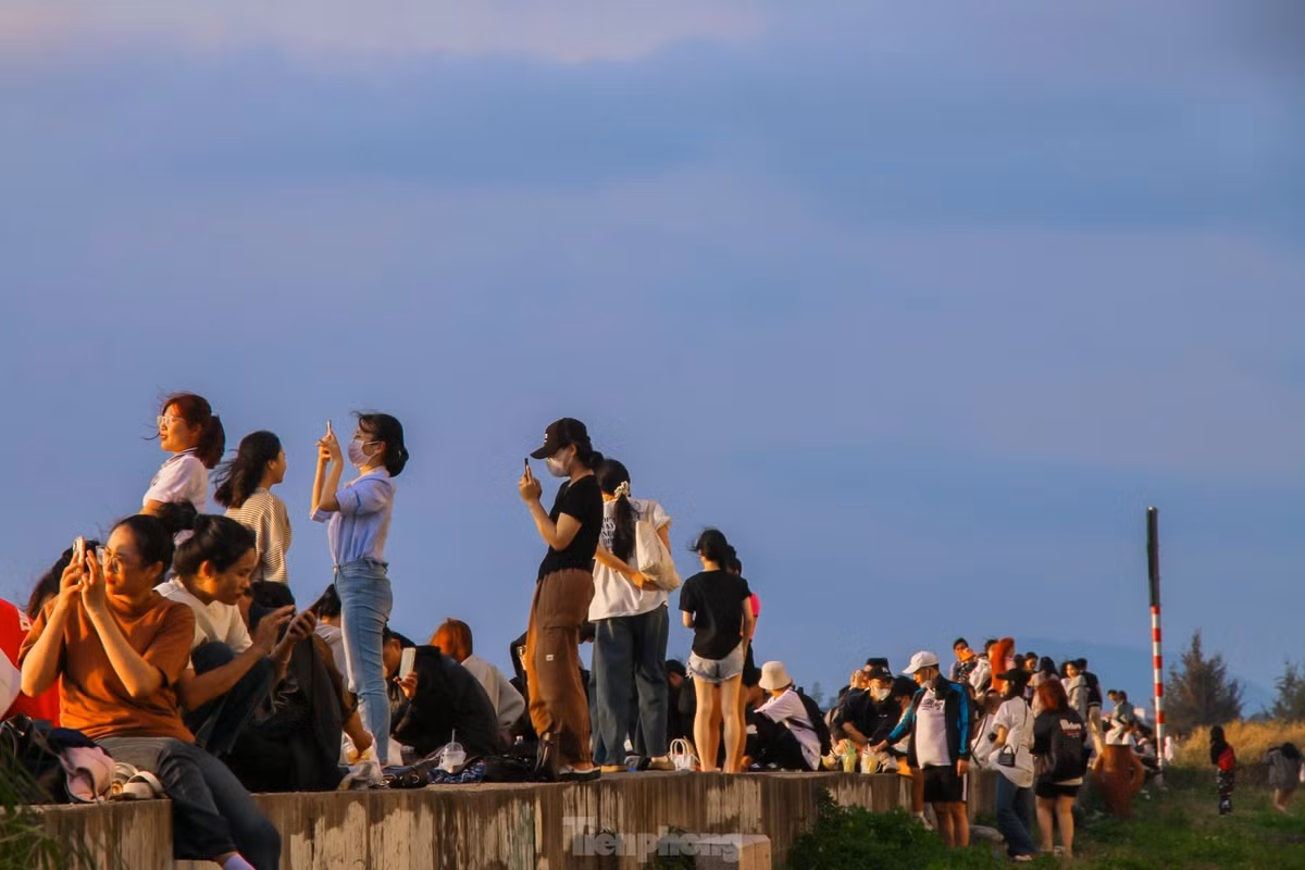 Vào mỗi buổi chiều, khi hoàng hôn buông xuống, cầu Thuận Phước lại trở nên lung linh, huyền ảo khiến giới trẻ mê mẩn.