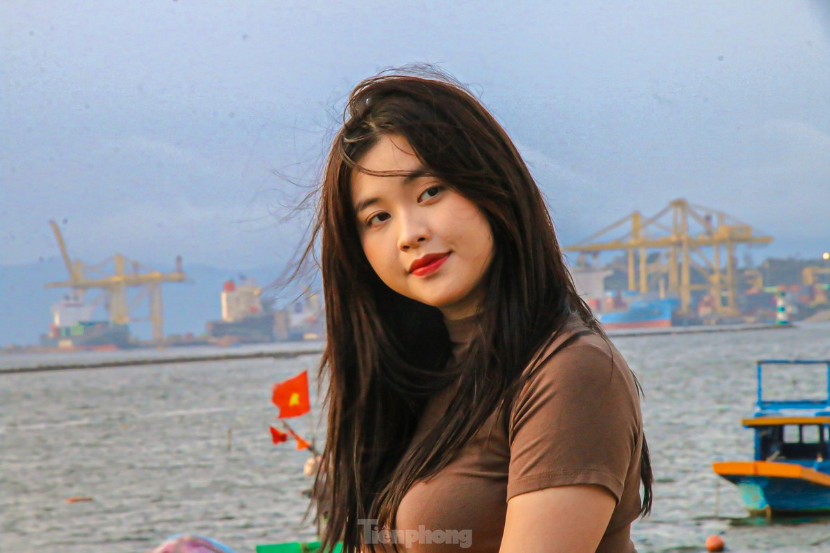 Ngồi trên bờ sông Hàn thơ mộng nhiều bạn trẻ tranh thủ check-in với ánh hoàng hôn cuối chiều.