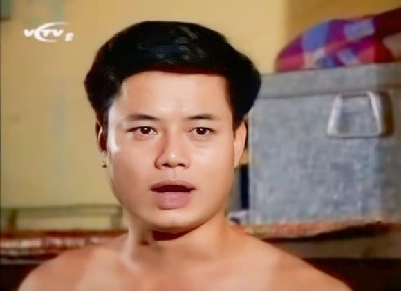 Xuân Tùng vốn học cơ khí nhưng làm việc ở tổ phục vụ Nhà hát Tuổi trẻ. Ngay khi nhà hát có đợt tuyển diễn viên, anh đã cùng bạn thi và bất ngờ đỗ. Dù là dân tay ngang nhưng anh học nghiêm túc và đi lên từ những bước nhỏ nhất