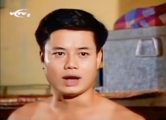 Xuân Tùng vốn học cơ khí nhưng làm việc ở tổ phục vụ Nhà hát Tuổi trẻ. Ngay khi nhà hát có đợt tuyển diễn viên, anh đã cùng bạn thi và bất ngờ đỗ. Dù là dân tay ngang nhưng anh học nghiêm túc và đi lên từ những bước nhỏ nhất