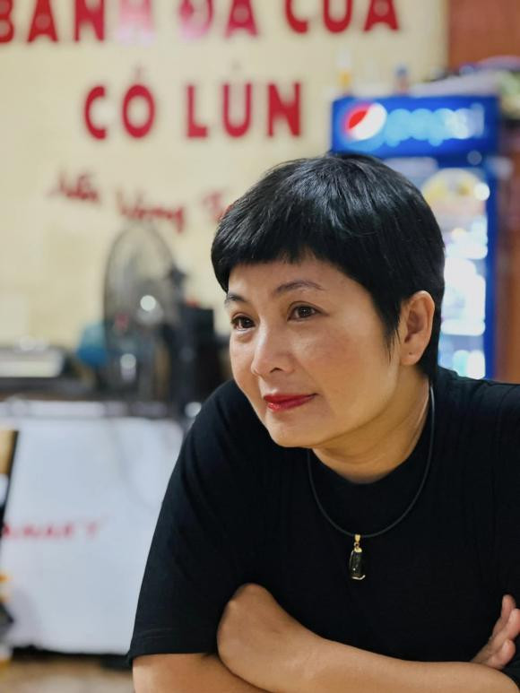 Công việc phải di chuyển nhiều nên chị chuyển sang ngoại hình cá tính, khỏe khắn hơn trước.