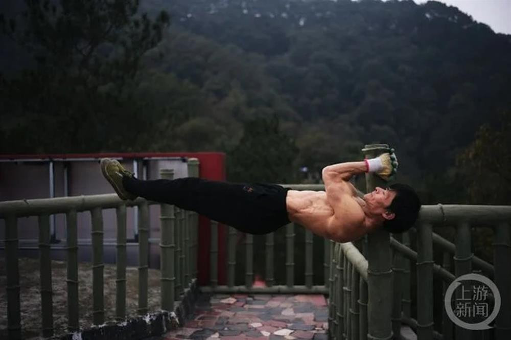 Nguoi dan ong 70 tuoi the chat nhu thanh nien 17