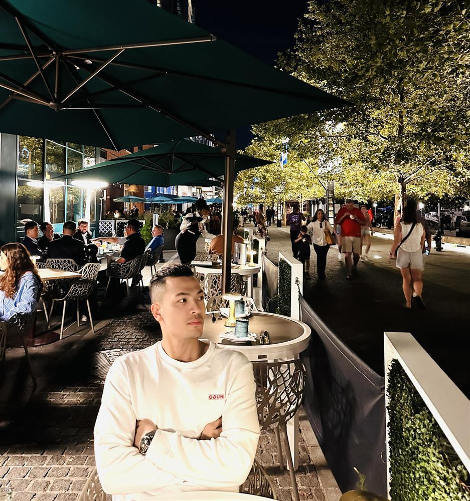 br/>Anh từng đoạt danh hiệu Á quân Vietnam's Next Top Model 2013 và hoạt động nghệ thuật với vai trò diễn viên, người mẫu trước khi sang Mỹ phát triển công việc kinh doanh.