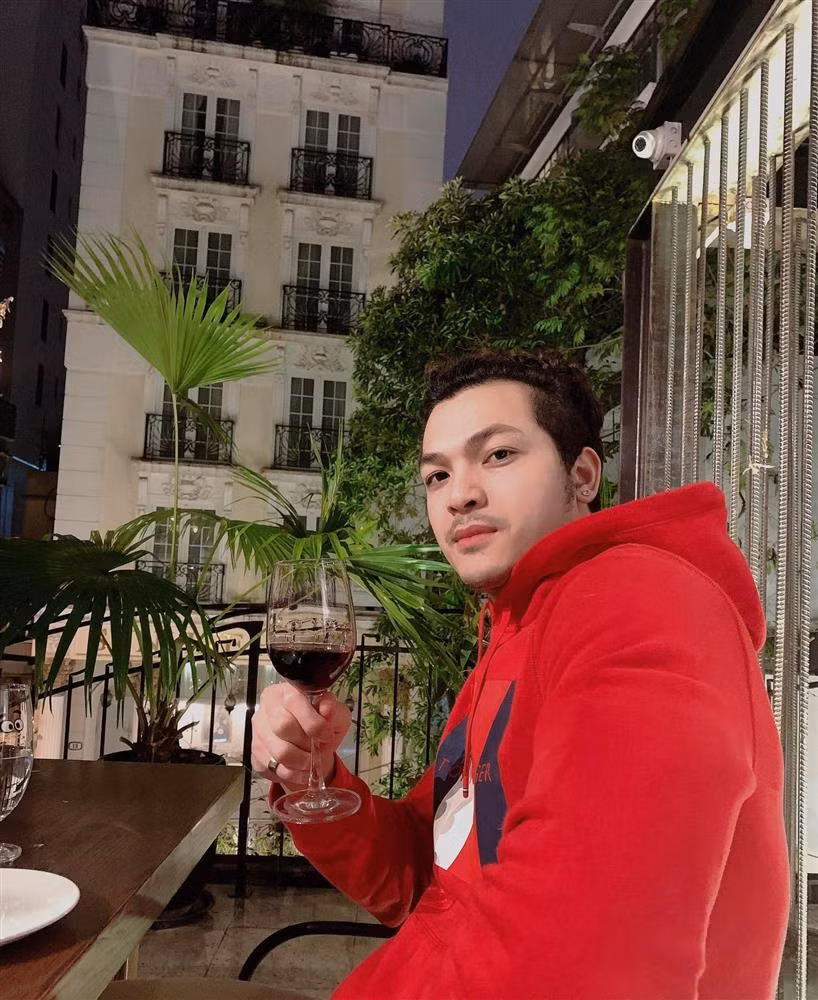 br/> Trước khi xuất hiện trong phim VFC, Vũ Tuấn Việt còn tham gia diễn xuất trong một số phim như: Cầu vồng không sắc, Lạc giới, Lôi báo, Người bất tử...