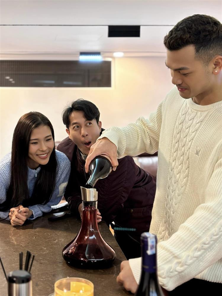 br/>Trong "Trạm cứu hộ trái tim", Vũ Tuấn Việt vào vai Hoàng Nam - em họ của Ngân Hà (Hồng Diễm) và sẽ kết đôi với Mỹ Đình (Thúy Diễm). Siêu mẫu sinh năm 1992 cho biết anh rất háo hức khi lần đầu tiên tham gia phim của "vũ trụ VFC".