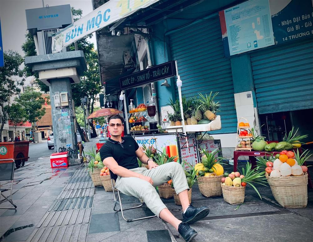 ặc biệt là các nét tạo dáng chuẩn model dù ở bất cứ đâu.