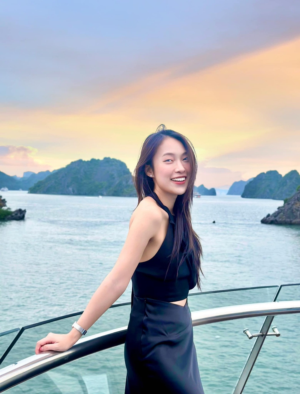 Trong một podcast lên sóng tháng 4/2023, Khánh Vy cho biết cô phấn đấu học tập và làm việc từ sớm không phải vì mục đích kiếm tiền, làm giàu. "Gia đình tôi là gia đình cơ bản, không kinh doanh, bố mẹ luôn động viên tôi học hành để tốt cho tương lai. Tôi chỉ nghĩ nếu mình tập trung học hành thì sẽ có nhiều cơ hội hơn. Khi đi làm, tôi cũng cố gắng tích góp, tiết kiệm để giúp bố mẹ giảm phần nào áp lực, lo lắng", MC nói.