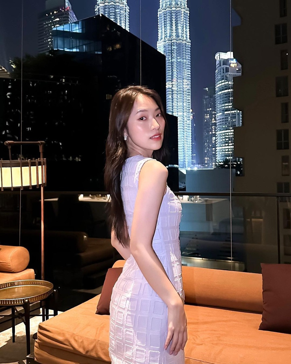 Có lúc, tôi mất 3 ngày, có lúc mất 1 tháng để giải tỏa hết những buồn bã. Nhưng tôi nhận ra rằng cũng không có bí quyết nào phức tạp, chỉ là đến một độ tuổi nào đó, chuyện gì qua nó cũng sẽ qua, giống như mình ở trong tâm bão, rồi bão cũng tan", Khánh Vy nói.