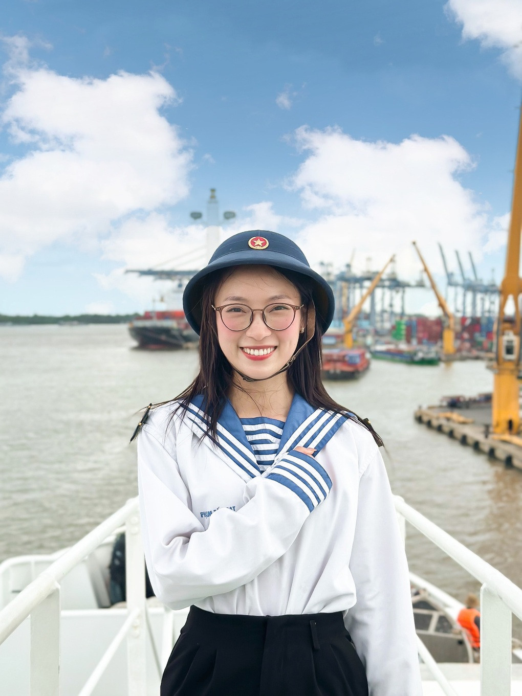 Trước đây, khi được khen tôi rất vui, bị chê là buồn bã. Nhưng bây giờ tôi học cách cân bằng, những ý kiến khen chê không tác động nhiều đến mình nữa. Tôi nghĩ điều gì mình kiểm soát được thì mình cải thiện, còn điều gì không làm được thì thôi. Kể cả mình làm tốt thì cũng có những người không thích vì họ thích những hướng khác, đó là điều bình thường trong cuộc sống", MC chia sẻ.