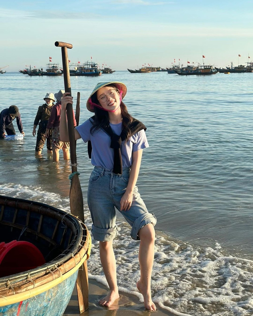 Là "MC quốc dân", được khán giả ngưỡng mộ bởi cuộc sống "con nhà người ta", nhưng Khánh Vy khẳng định cô không chịu áp lực rằng mình phải xây dựng hình ảnh hoàn hảo, tốt đẹp "không tì vết". Cô bộc bạch: "Tôi tự thấy mình đầy khuyết điểm, thua kém nhiều người. Khi tôi học được cách quay trở về bên trong con người mình, quay về với những điều tôi tin tưởng, thì mọi thứ trở nên đơn giản và rất nhẹ nhàng".