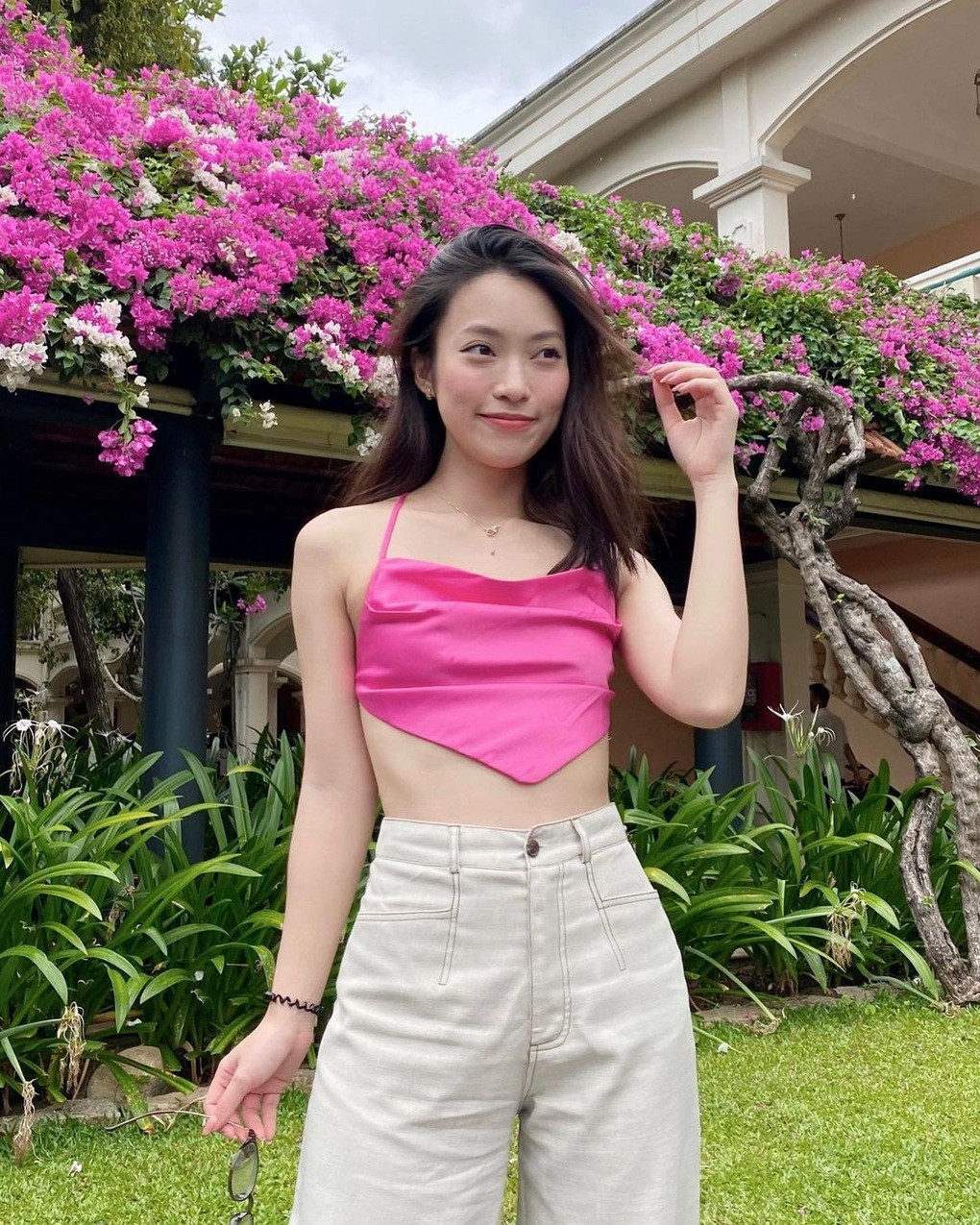 Nổi tiếng từ danh xưng "hot girl nói 7 thứ tiếng" hồi 2016, Khánh Vy nhanh chóng trở thành nhân vật được quan tâm, có cả lời khen và cũng có những tranh cãi. Sau 8 năm, cô cho biết bản thân trưởng thành, cân bằng hơn.