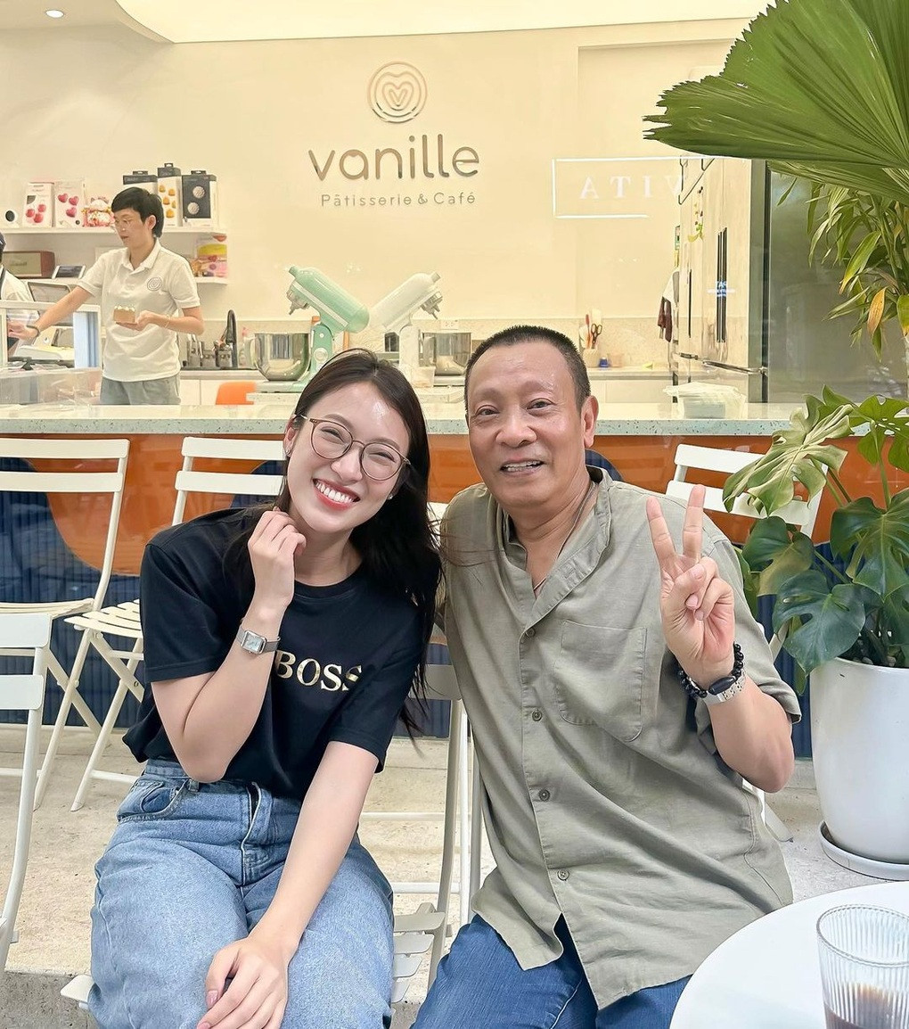 Khánh Vy từng cho biết nguồn thu nhập của cô đến từ việc làm MC cho các chương trình truyền hình, sự kiện, nhãn hàng. Cô cũng nhận quảng cáo cho nhiều thương hiệu, đầu tư thêm về chứng khoán, bất động sản. Ngoài ra, người đẹp 25 tuổi cũng thực hiện nhiều chương trình với người nổi tiếng, các video sáng tạo nội dung trên các nền tảng mạng xã hội như Facebook, YouTube, TikTok...