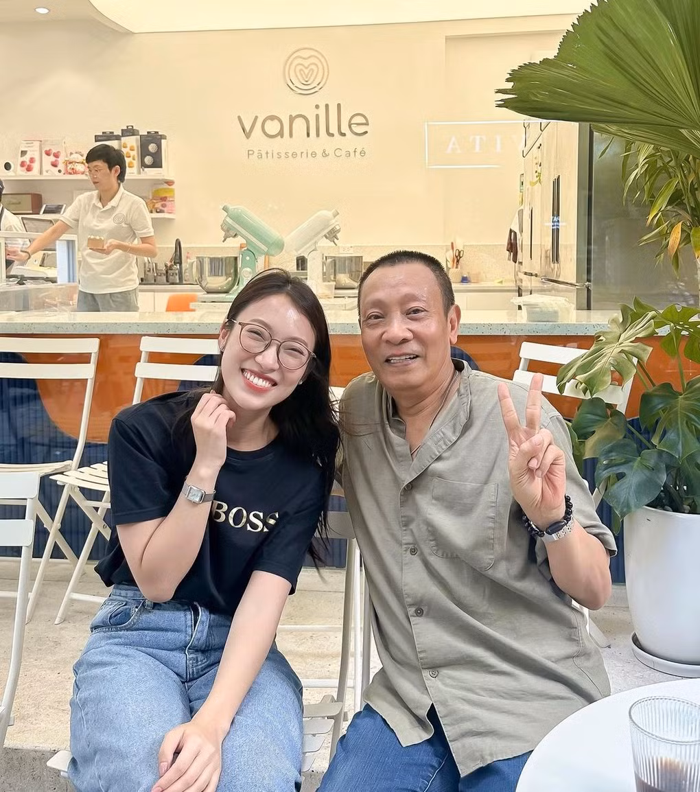 Khánh Vy từng cho biết nguồn thu nhập của cô đến từ việc làm MC cho các chương trình truyền hình, sự kiện, nhãn hàng. Cô cũng nhận quảng cáo cho nhiều thương hiệu, đầu tư thêm về chứng khoán, bất động sản. Ngoài ra, người đẹp 25 tuổi cũng thực hiện nhiều chương trình với người nổi tiếng, các video sáng tạo nội dung trên các nền tảng mạng xã hội như Facebook, YouTube, TikTok...