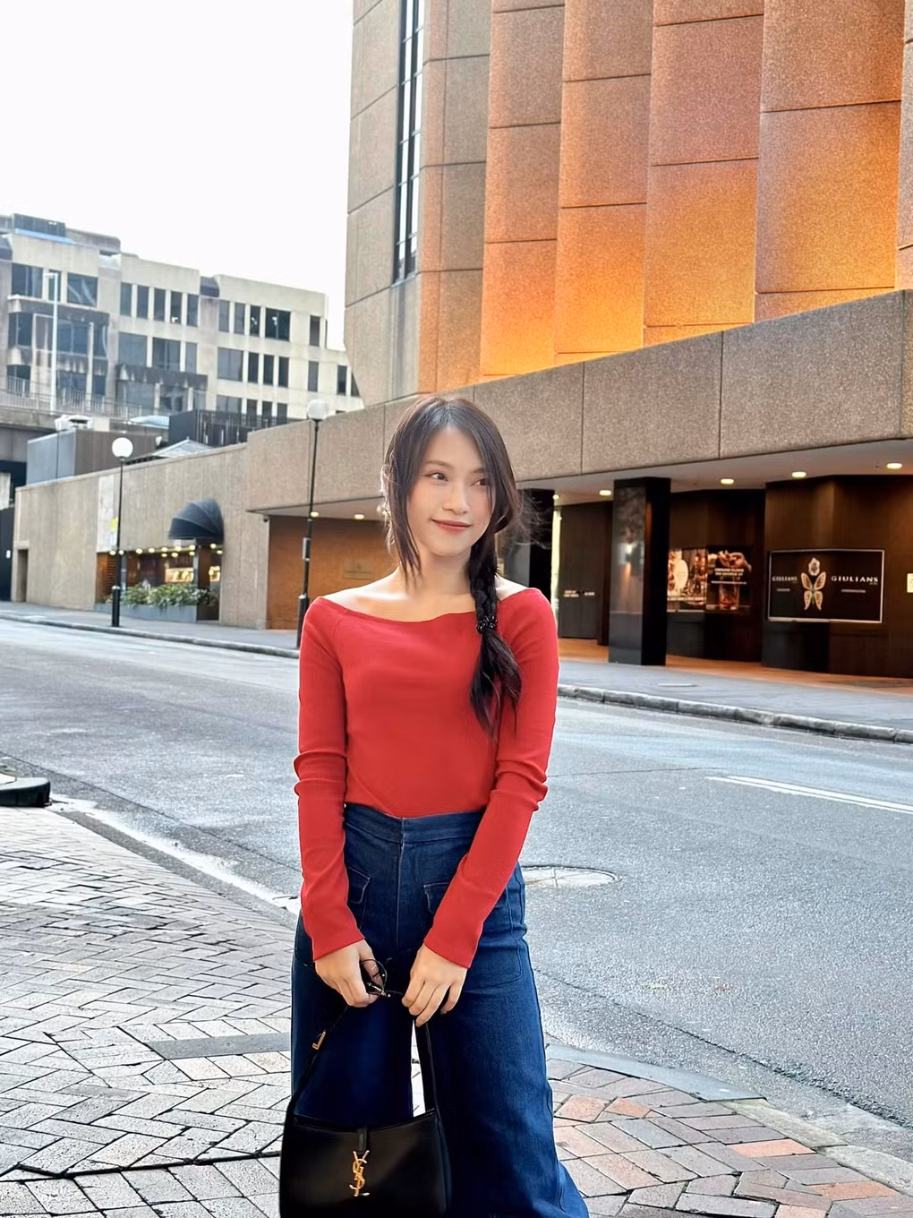 Tháng 10/2023, sau nhiều năm chăm chỉ làm việc, Khánh Vy tự thưởng cho mình chiếc xe Mercedes trị giá khoảng 2,5 tỷ đồng. Trước đó, trong một video tổng kết 50 điều làm được trong 10 năm, cô từng hé lộ chiếc ô tô đầu tiên được mua vào năm 19 tuổi. Chiếc xe đầu tiên là xe cũ và Khánh Vy phải trả góp nhưng nỗ lực của cô vẫn khiến dân mạng trầm trồ.