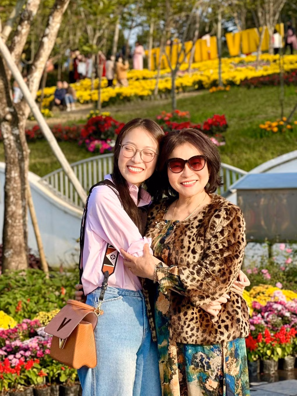 Khánh Vy cũng được biết đến là người con hiếu thảo với cha mẹ. Cô mua mảnh đất đầu tiên tặng cha mẹ năm 20 tuổi. Năm 2022, Khánh Vy sở hữu một căn nhà rộng 100m2 ở Hà Nội và đón cha mẹ đến ở cùng.