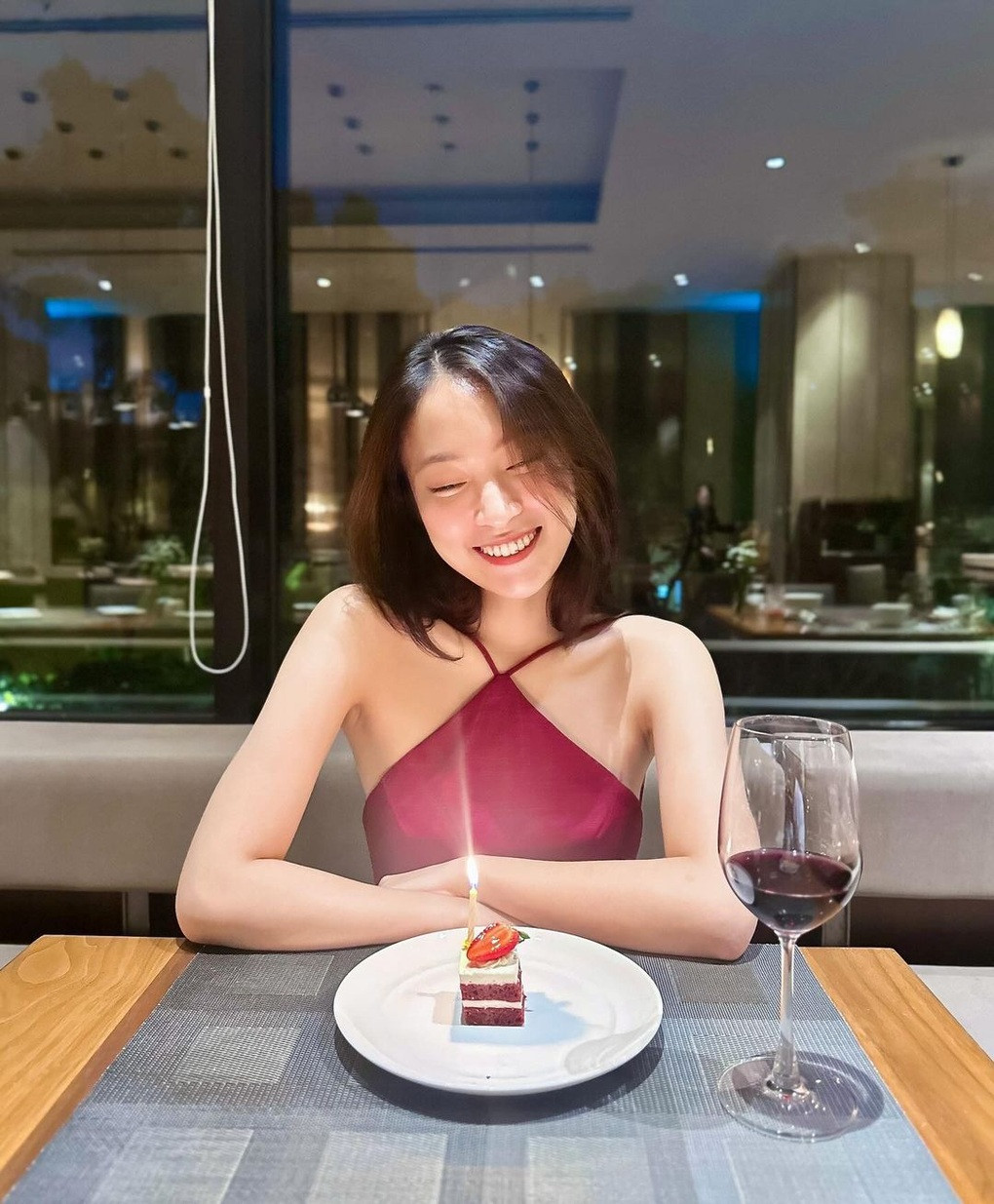 Khánh Vy thường xuất hiện với vẻ ngoài rạng rỡ, tràn đầy năng lượng tích cực. Song cô cho biết bản thân cũng từng có những thời điểm tinh thần sa sút, đối diện với những chuyện tiêu cực.