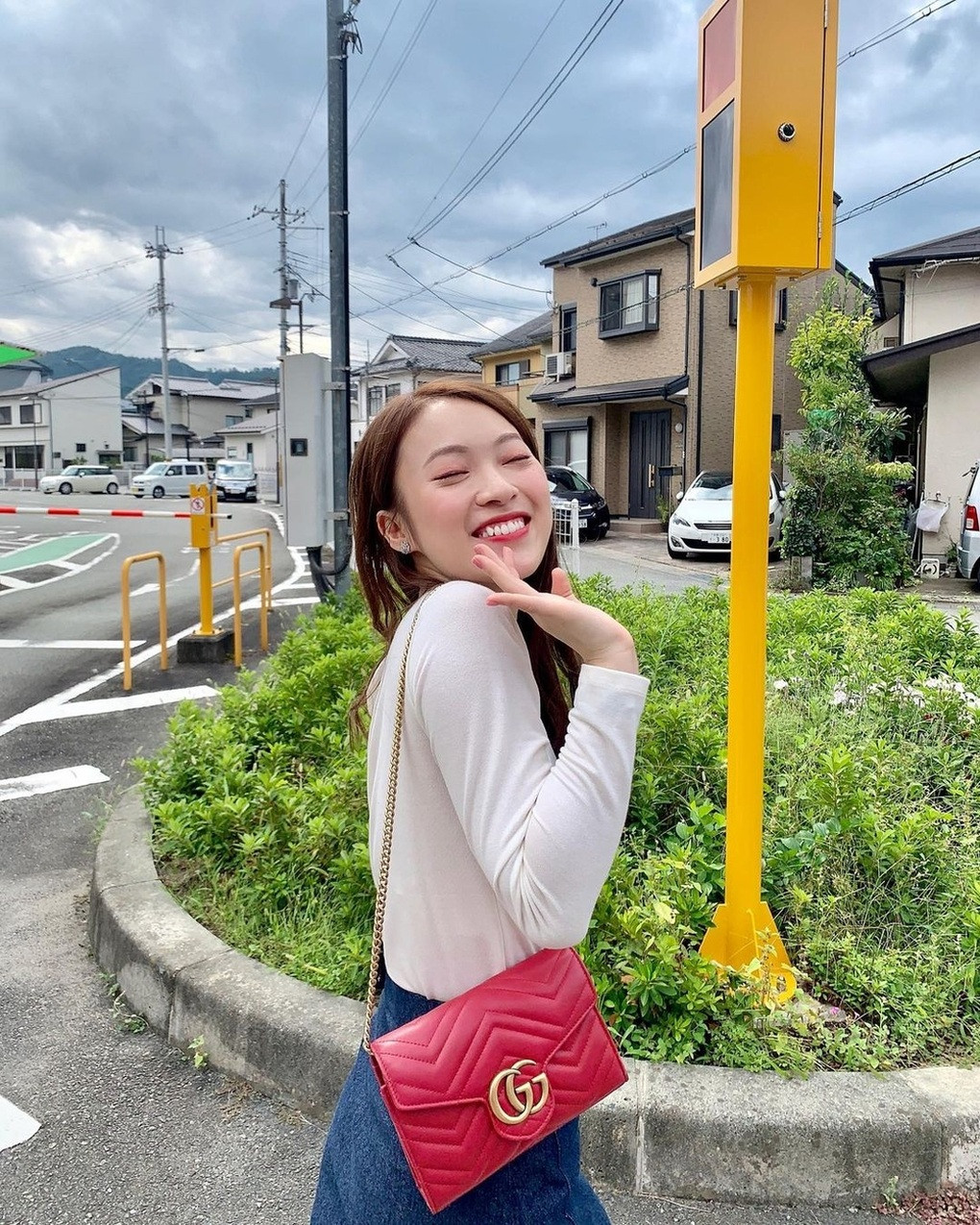 So với nhiều bạn bè đồng trang lứa, Khánh Vy có cuộc sống sung túc. Cô sở hữu kho hàng hiệu gồm nhiều túi xách, giày dép, quần áo cao cấp.