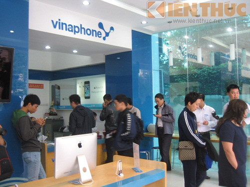 Chỉ sau khoảng 1 tiếng, iPhone 6 và iPhone 6 Plus đã hết hàng. Những khách hàng may mắn mua được bộ đôi của Apple đã phải xếp hàng từ rất sớm để được mua máy nhanh nhất có thể.