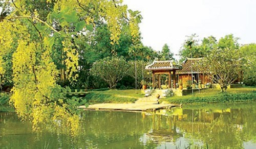 Dạo bước quanh hồ trong khu nhà vườn Long Thuận, bất cứ ai cũng có thể thả hồn bay bổng vào không gian thuần Việt.