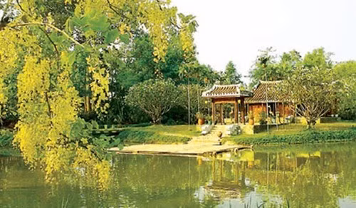 Dạo bước quanh hồ trong khu nhà vườn Long Thuận, bất cứ ai cũng có thể thả hồn bay bổng vào không gian thuần Việt.