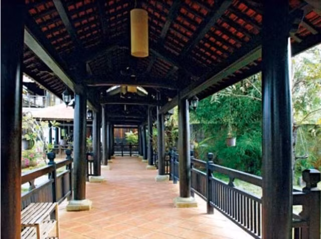 Lối dẫn đến các khu nhà làm bằng các loại gỗ quý.