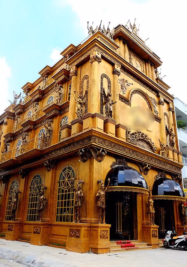 Bà Mã Đào Ngọc Bích - nữ doanh nhân giới kinh doanh thẩm mỹ, chăm sóc sắc đẹp, sở hữu tòa lâu đài vô cùng đắt đỏ, sang trọng tại quận Bình Tân (TPHCM). Toàn bộ thiết kế công trình toát lên dáng vẻ cổ điển của phong cách kiến trúc châu Âu.