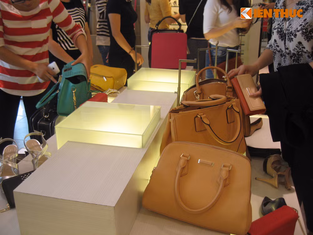 Đây là một dịp hiếm có để người tiêu dùng Hà Nội có cơ hội sắm cho mình những bộ đồ hàng hiệu với mức giá phải chăng.