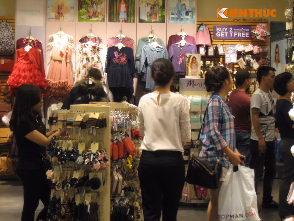 Black Friday là cơ hội cho nhiều người mua sắm tại các cửa hàng thời trang nổi tiếng thế giới như Nike, Adidas, Calvin Klein, Micheal Kors... lên tới 70% cho tất cả các sản phẩm.