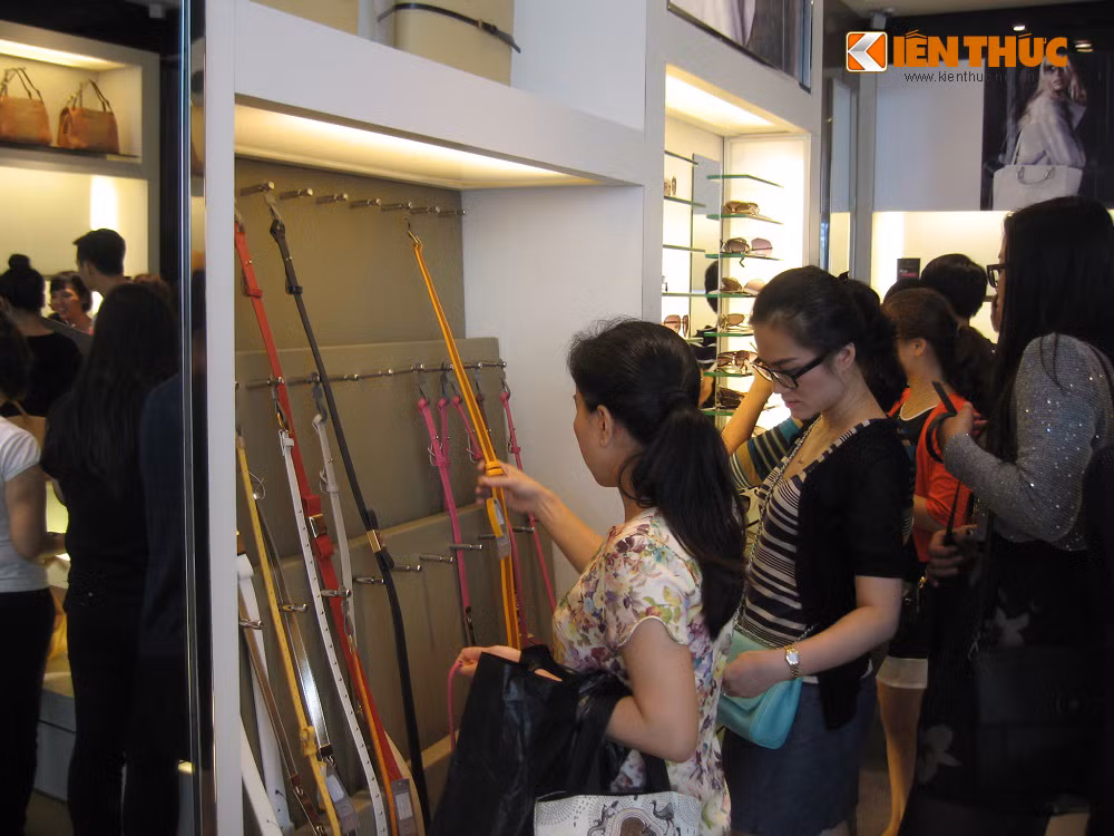 Bất cứ ai cũng muốn mua ngay cho được hàng hiệu mà giá "mềm". Những chiếc túi xách, dây lưng, ví... hết veo trong sáng đầu tiên giảm giá.