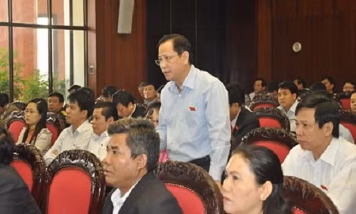 ĐB Lê Nam (Thanh Hóa) phát biểu tại một phiên thảo luận ở Hội trường. Ảnh: Như Ý.