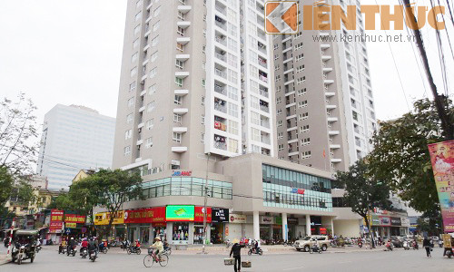 Anh Nguyễn Đức Thành (Công ty TNHH Kiến trúc sư Hồ Thiệu Trị và Cộng sự) cho biết: "Hà Nội có lượng lớn chung cư cũ, nhưng có lẽ khu nào ở vị trí “đất vàng”, thuận lợi kinh doanh mới nhiều khả năng doanh nghiệp bất động sản đầu tư xây dựng lại. Khu B4 Kim Liên xây mới nhanh một phần nhờ điều này".