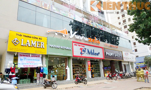 Mặt bằng tầng 1 của khu B4 nhanh chóng đi vào hoạt động. Chủ cửa hàng thuê mặt bằng tầng 1 khu B4 chia sẻ: "Mình mở cửa hàng vì phố Phạm Ngọc Thạch vì ở đây đông đúc dân cư, lại nhiều hàng quán, "buôn có bạn, bán có phường, vị trí này quá tốt".