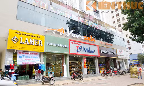 Mặt bằng tầng 1 của khu B4 nhanh chóng đi vào hoạt động. Chủ cửa hàng thuê mặt bằng tầng 1 khu B4 chia sẻ: "Mình mở cửa hàng vì phố Phạm Ngọc Thạch vì ở đây đông đúc dân cư, lại nhiều hàng quán, "buôn có bạn, bán có phường, vị trí này quá tốt".