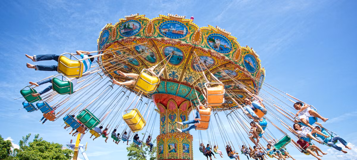 Vinpearl Phú Quốc còn kiến tạo một khu vui chơi phù hợp với mọi lứa tuổi bao gồm nhiều trò chơi cảm giác mạnh như đu quay, lái xe, đi tàu siêu tốc.