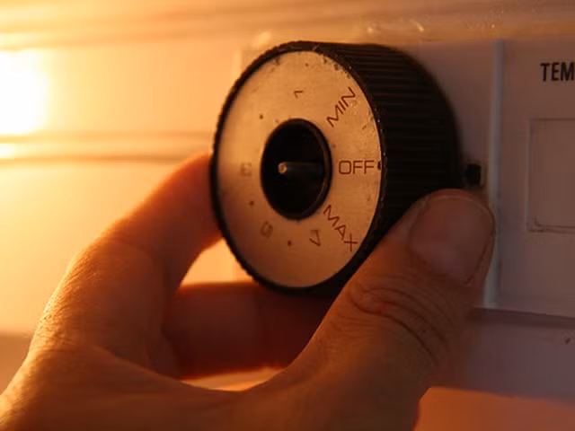 Xoay thử núm chỉnh nhiệt độ bên trong tủ lạnh, để kiểm tra mức độ điều chỉnh tăng/ giảm độ lạnh có còn chính xác. Ngăn đá làm mát nhanh, khay làm đá tự động (nếu có) không bị rêu mốc.