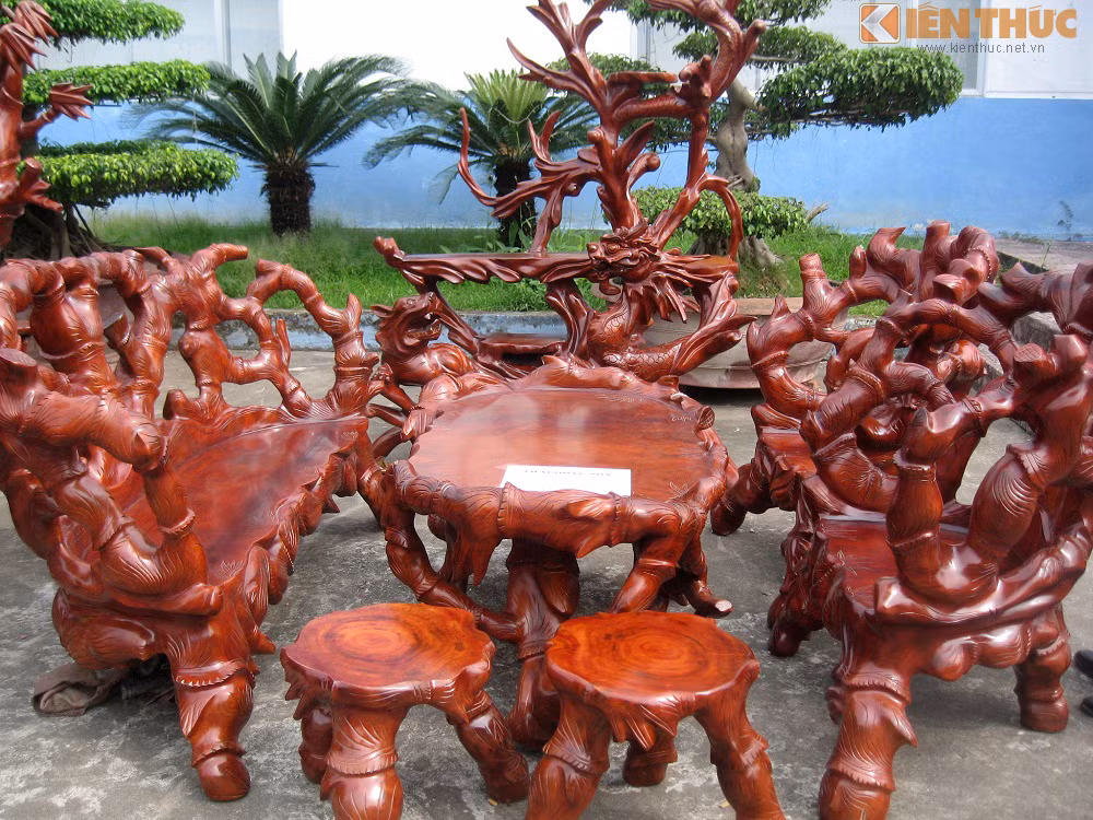 Ngoài ra, sản phẩm từ chất liệu gỗ hương cũng khá đắt. Bộ bàn ghế "gốc cây" có giá 110 triệu đồng.