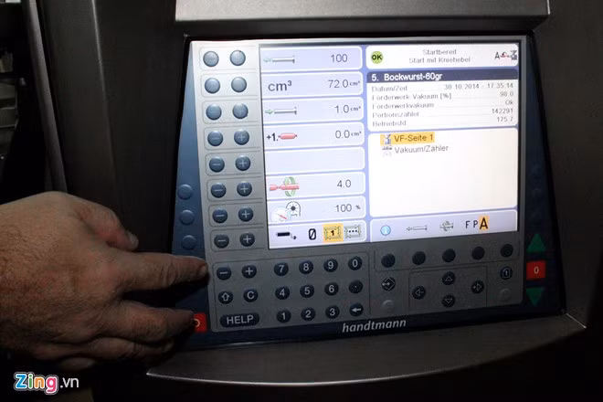 Trước khi chạy, máy được cài đặt nhiều thông số như khối lượng, chiều dài, độ xoắn... của xúc xích.