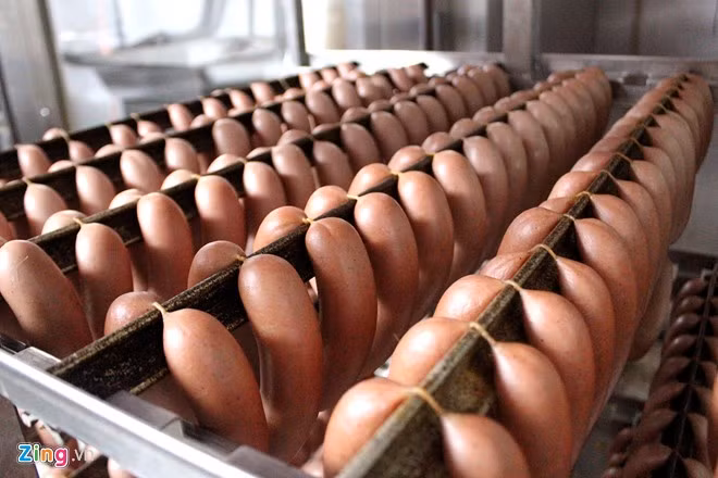 Xúc xích sau khi ra lò sẽ được làm nguội bằng nước lạnh. Với 50 kg thịt tươi có thể làm ra từ 800 - 1.000 cây. Sau một thời gian để nguội quy định, xúc xích sẽ có màu sắc đặc trưng của riêng mình. Mỗi cây xúc xích Đức chính gốc tại lò này có giá bán 35.000 đồng.