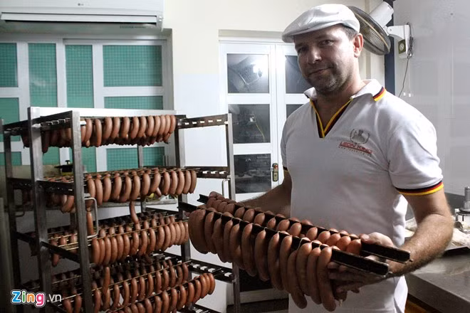 Thường sau một ngày bán xúc xích ở vỉa hè đường Phan Xích Long (Phú Nhuận) và quán mới mở ở Bình Thạnh, ông Klaus trở về lò và bắt đầu công việc làm xúc xích của mình từ lúc 7h tối. Đến 2 - 3h sáng công việc làm xúc xích để bán cho ngày tiếp theo mới hoàn thành. Tuy rất vất vả, nhưng theo người đàn ông này, làm xúc xích là một công việc ông rất yêu thích, ông luôn mong muốn giới thiệu thêm nhiều loại xúc xích đặc biệt hơn tại Việt Nam, quê hương mà ông đã chọn gắn bó.