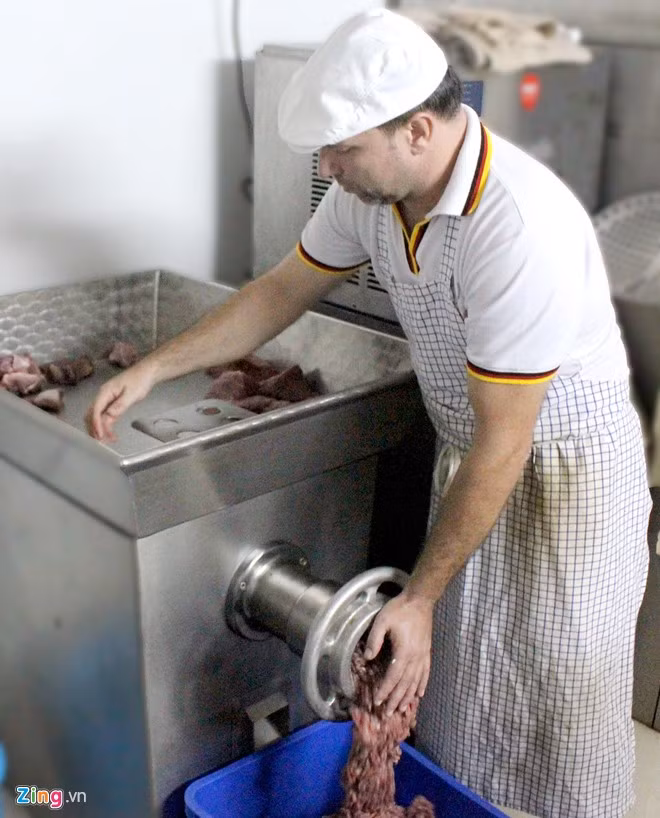 Sau khi lọc bỏ phần thừa và rửa sạch, thịt được cho vào máy xay nhuyễn.