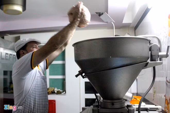 Sau khi trộn gia vị và xay cực nhuyễn, thịt được cho vào máy làm xúc xích tự động.