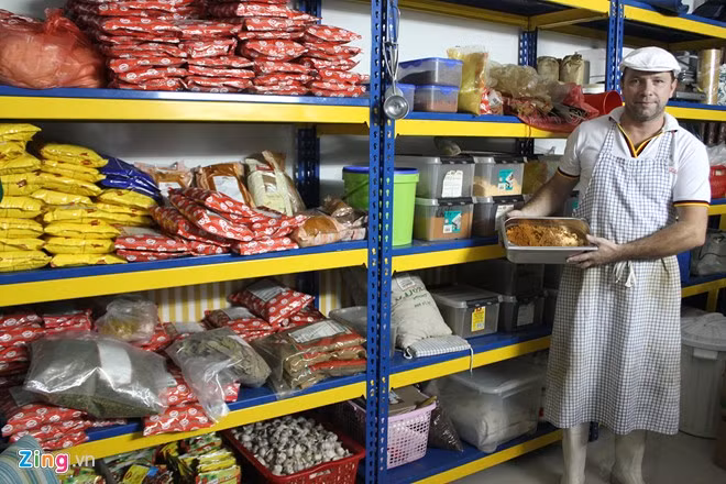 Gia vị làm xúc xích cũng được nhập từ Đức. Ông Klaus Rutt cho biết: "Ở kho này có đến hàng trăm loại gia vị với đủ các mùi khác nhau để tạo ra hương vị của nhiều loại xúc xích. Giá nhập các loại gia vị này về Việt Nam khá đắt, có loại lên đến hơn 1 triệu đồng/kg. Những nguyên liệu này được làm 100% từ thiên nhiên không pha kèm chất phụ gia nên có mùi vị rất đặc trưng".