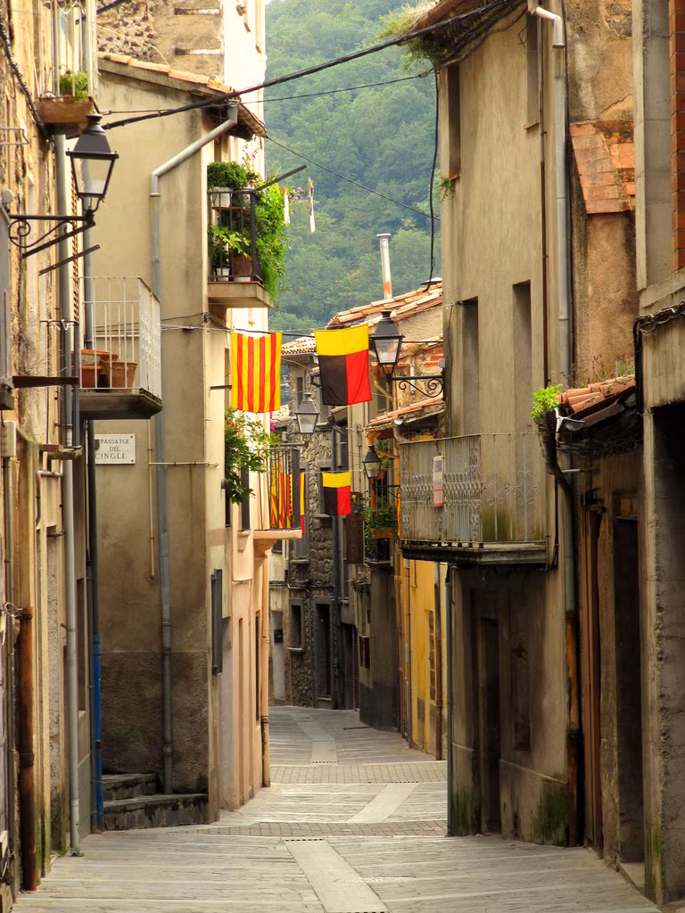 Hiện nay, ngôi làng đã có hồ bơi và các hoạt động giải trí hiện đại cho cư dân sống tại đây.