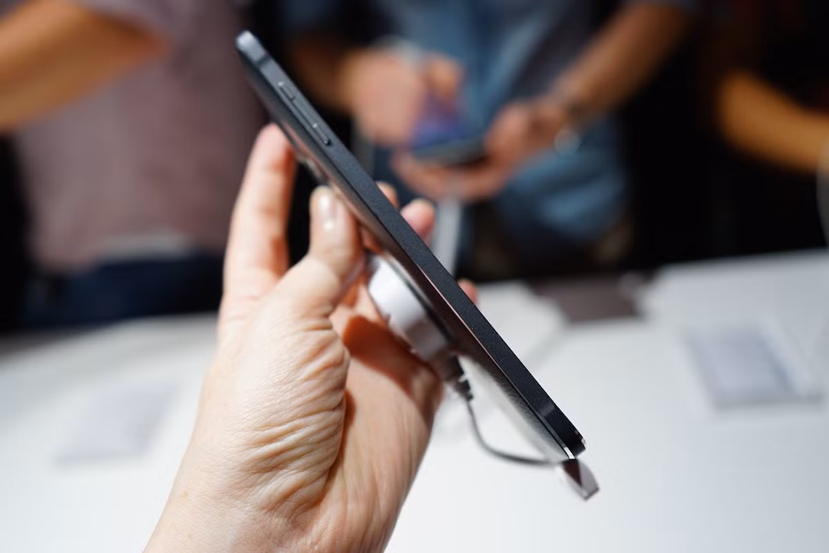 Ngoài ra, Note 4 được tích hợp công nghệ sạc nhanh, từ mức 0% - 50% pin, trong 30 phút, và sạc đầy pin trong vòng 2 giờ.